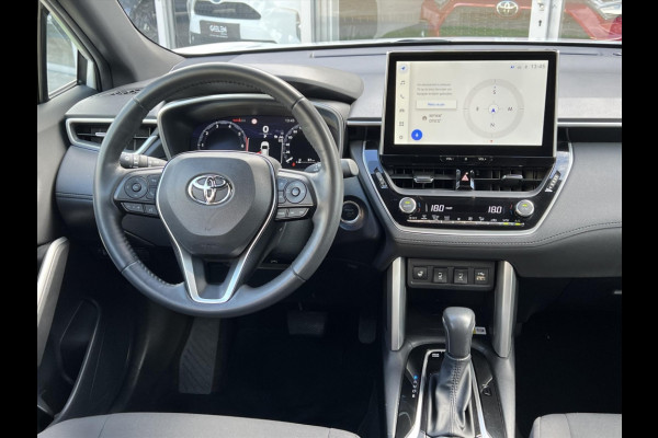 Toyota Corolla Cross 140 Hybrid Dynamic | Trekhaak, Parelmoer wit, Dodehoekherkenning, Parkeersensoren, Stoel + Stuurverwarming