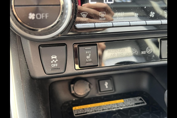 Toyota RAV4 2.5 Hybrid Bi-Tone | Trekhaak, 18 inch, Parkeersensoren, Stoel + Stuurverwarming, LED, Apple CarPlay/Android Auto