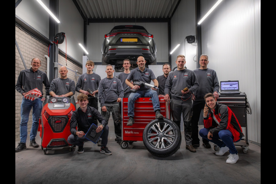 Toyota C-HR 2.0 Hybrid Style | Parelmoer wit, Dodehoekherkenning, Stoel + Stuurverwarming, Parkeersensoren, CarPlay, Navigatie