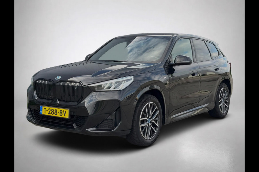 BMW iX1 XDrive30 Launch Edition M-SPORT 96% SOH (NL-auto, Dealer OnderH, Camera, Carplay, Navi, Leder, Climate Con, Etc)
