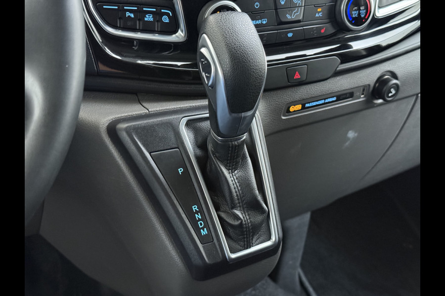 Ford Transit Custom 320 2.0TDCI 170PK Automaat L2H1 Dubbele Cabine 2X Schuifdeur Adap.Cruise 5-Persoons Leder+Verwarmd Trekhaak Navi Camera Pdc Appl Euro 6 Lmv 18" Sidebars Betonplex Vloer Wandbetimmering Lane Assist 3.200KG Trekgewicht