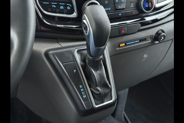 Ford Transit Custom 320 2.0TDCI 170PK Automaat L2H1 Dubbele Cabine 2X Schuifdeur Adap.Cruise 5-Persoons Leder+Verwarmd Trekhaak Navi Camera Pdc Appl Euro 6 Lmv 18" Sidebars Betonplex Vloer Wandbetimmering Lane Assist 3.200KG Trekgewicht