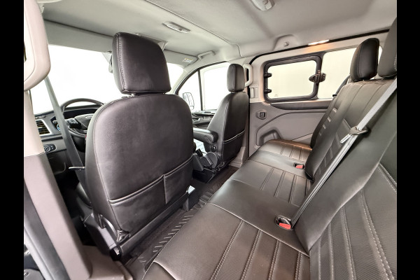 Ford Transit Custom 320 2.0TDCI 170PK Automaat L2H1 Dubbele Cabine 2X Schuifdeur Adap.Cruise 5-Persoons Leder+Verwarmd Trekhaak Navi Camera Pdc Appl Euro 6 Lmv 18" Sidebars Betonplex Vloer Wandbetimmering Lane Assist 3.200KG Trekgewicht