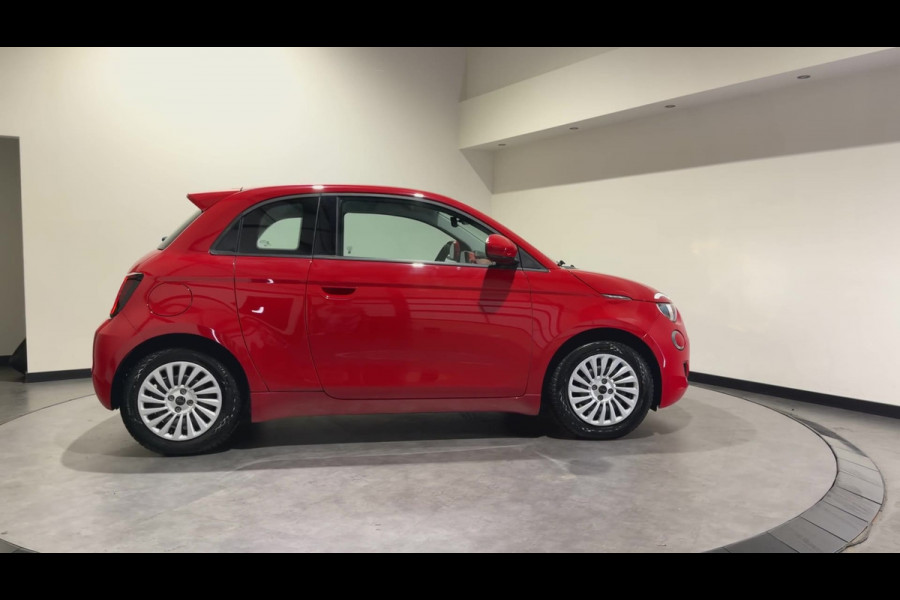 Fiat 500 3+1 42 kWh | Apple CarPlay - Android Auto | Stoelen verwarmd | Dodehoek detectie