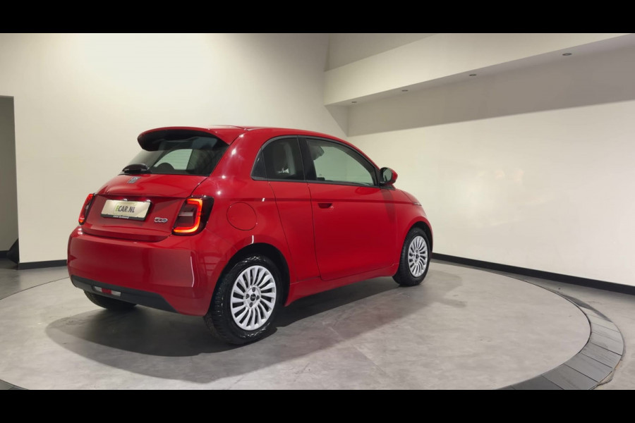 Fiat 500 3+1 42 kWh | Apple CarPlay - Android Auto | Stoelen verwarmd | Dodehoek detectie