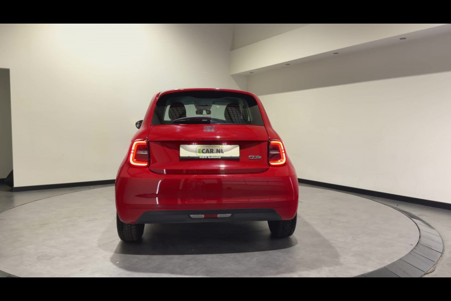 Fiat 500 3+1 42 kWh | Apple CarPlay - Android Auto | Stoelen verwarmd | Dodehoek detectie