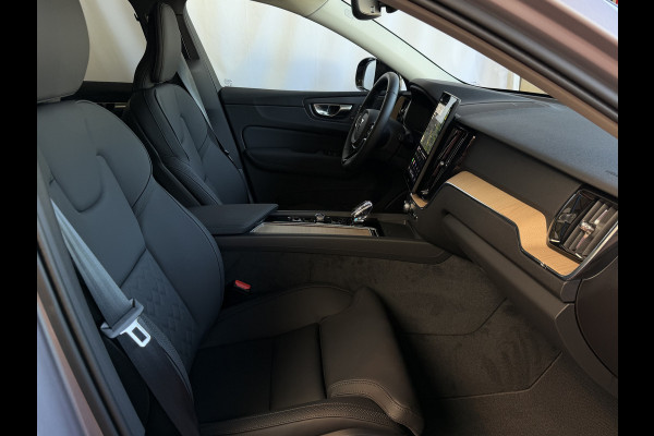 Volvo XC60 2.0 T8 455PK AWD PLUS DARK NIEUWE AUTO HARMAN KARDON 360.CAM STOEL/STUUR VERW LEER vapour grey