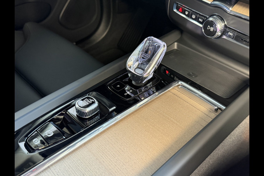 Volvo XC60 2.0 T8 455PK AWD PLUS DARK NIEUWE AUTO HARMAN KARDON 360.CAM STOEL/STUUR VERW LEER vapour grey