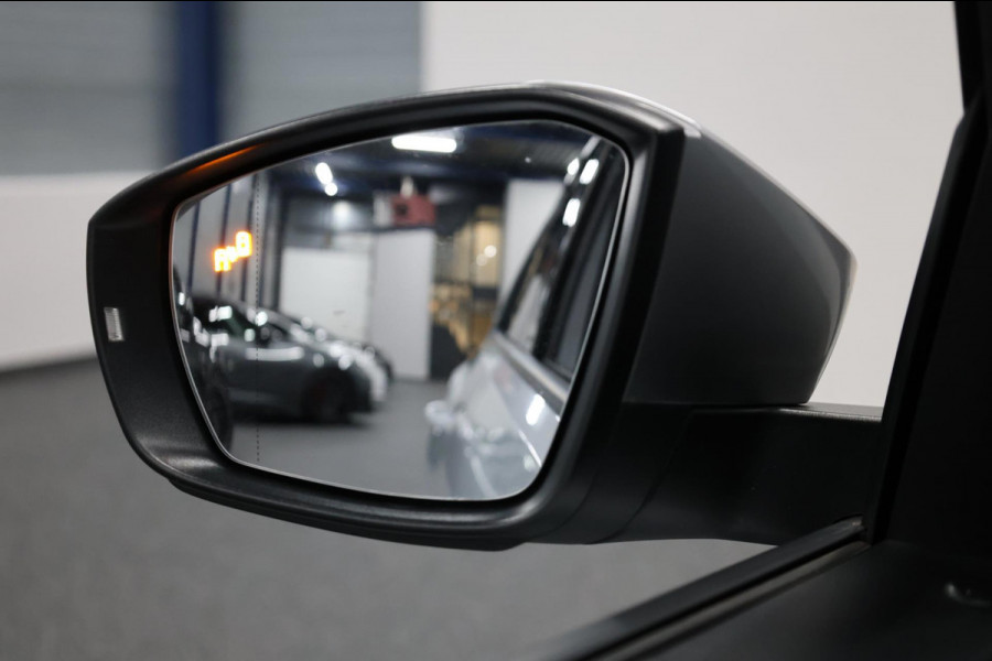 Volkswagen T-Roc 2.0 TSI 4Motion R 301+PK AKRAPOVIC/VIRTUAL/KEYLES/HALF LEER+S.VERWARMING/19" LMV/CAM/12 MDN GARANTIE!