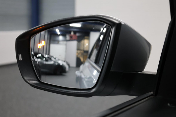 Volkswagen T-Roc 2.0 TSI 4Motion R 301+PK AKRAPOVIC/VIRTUAL/KEYLES/HALF LEER+S.VERWARMING/19" LMV/CAM/12 MDN GARANTIE!