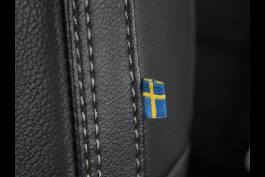 Volvo XC40 1.5 T4 Plug-in hybrid Ultimate Dark | SOH 87,6% | Panoramadak | Trekhaak | Leder | Stuur/stoel verwarming | Harman/kardon | Adaptive cruise | Camera |
