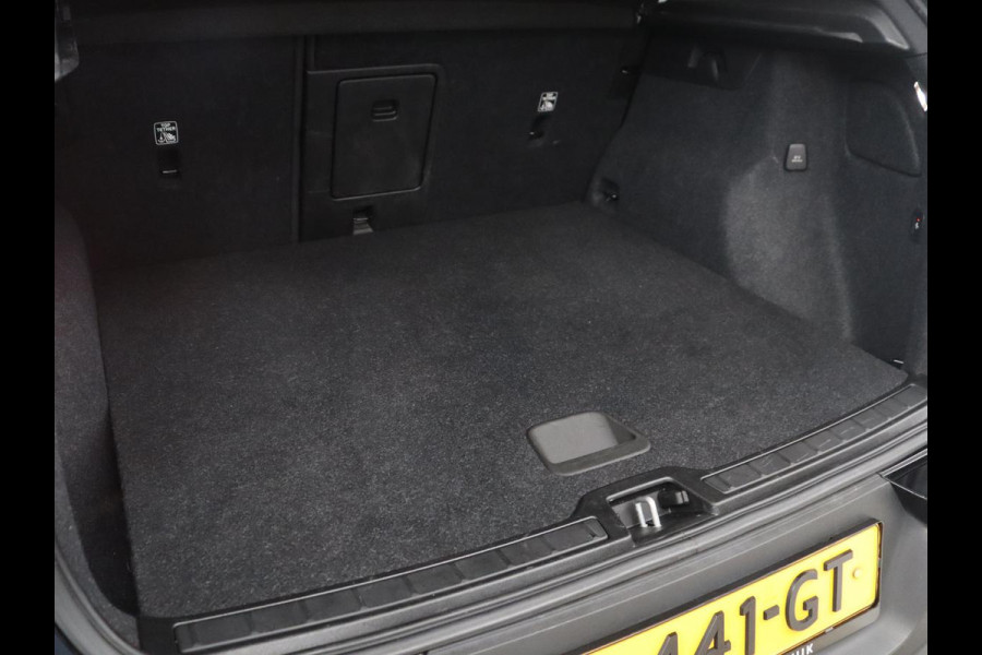 Volvo XC40 1.5 T4 Plug-in hybrid Ultimate Dark | SOH 87,6% | Panoramadak | Trekhaak | Leder | Stuur/stoel verwarming | Harman/kardon | Adaptive cruise | Camera |