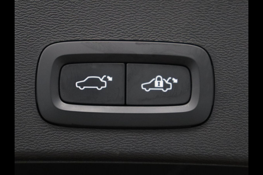 Volvo XC40 1.5 T4 Plug-in hybrid Ultimate Dark | SOH 87,6% | Panoramadak | Trekhaak | Leder | Stuur/stoel verwarming | Harman/kardon | Adaptive cruise | Camera |
