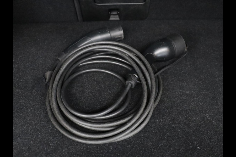 Volvo XC40 1.5 T4 Plug-in hybrid Ultimate Dark | SOH 87,6% | Panoramadak | Trekhaak | Leder | Stuur/stoel verwarming | Harman/kardon | Adaptive cruise | Camera |