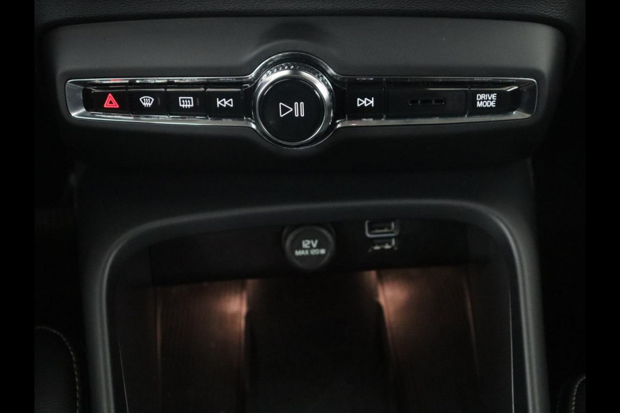 Volvo XC40 1.5 T4 Plug-in hybrid Ultimate Dark | SOH 87,6% | Panoramadak | Trekhaak | Leder | Stuur/stoel verwarming | Harman/kardon | Adaptive cruise | Camera |