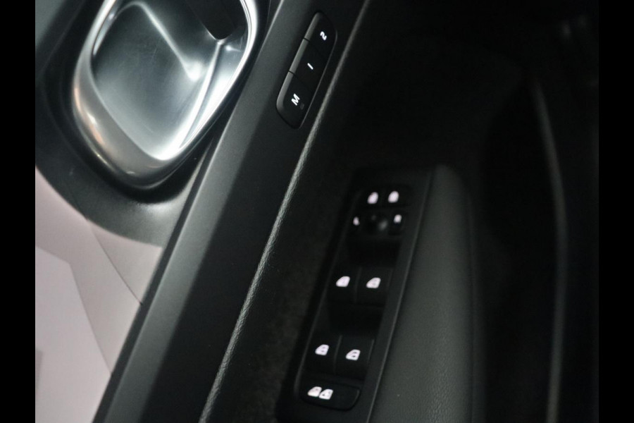 Volvo XC40 1.5 T4 Plug-in hybrid Ultimate Dark | SOH 87,6% | Panoramadak | Trekhaak | Leder | Stuur/stoel verwarming | Harman/kardon | Adaptive cruise | Camera |