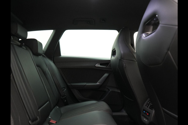 CUPRA Leon Sportstourer 1.4 e-Hybrid VZ PHEV 245pk Dealer O.H | Trekhaak Af Fabriek | Camera | Sfeerverlichting | Sportstoelen & Stuur Verwarmd | Apple Carplay | Keyless | Virtual | Navigatie | DAB | 19"L.M | Cruise Control | Plug In Hybrid |