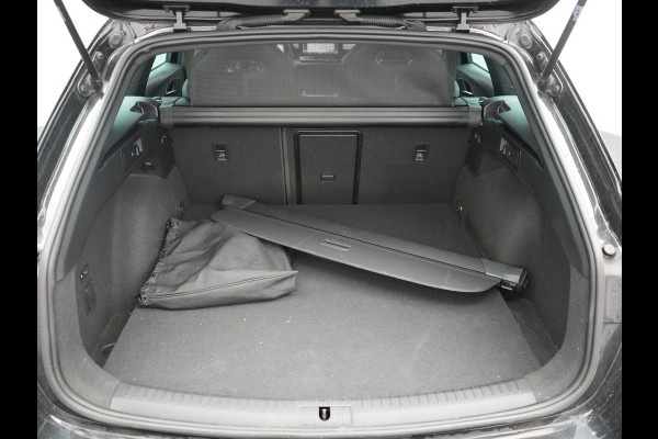 CUPRA Leon Sportstourer 1.4 e-Hybrid VZ PHEV 245pk Dealer O.H | Trekhaak Af Fabriek | Camera | Sfeerverlichting | Sportstoelen & Stuur Verwarmd | Apple Carplay | Keyless | Virtual | Navigatie | DAB | 19"L.M | Cruise Control | Plug In Hybrid |