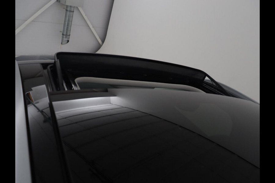 Ford Kuga 2.5 PHEV Titanium | SOH 97,4% | Camera | Trekhaak | Pano.Dak | Dodehoek ASS. | Navigatie |