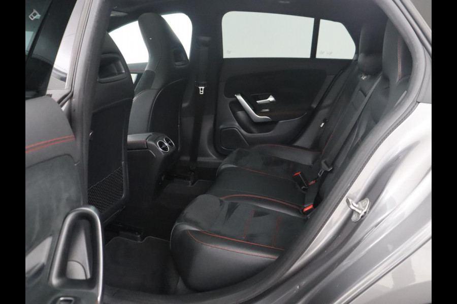 Mercedes-Benz CLA-Klasse Shooting Brake 180 Business Solution AMG | Pano. Dak | Trekhaak | LED | Sfeerverlichting | Stoelverwarming | Camera |