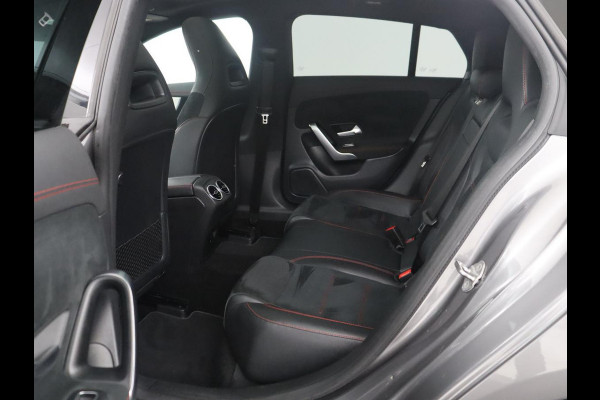 Mercedes-Benz CLA-Klasse Shooting Brake 180 Business Solution AMG | Pano. Dak | Trekhaak | LED | Sfeerverlichting | Stoelverwarming | Camera |