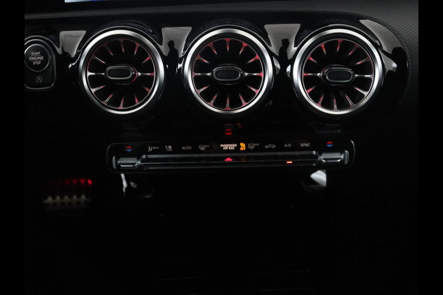 Mercedes-Benz CLA-Klasse Shooting Brake 180 Business Solution AMG | Pano. Dak | Trekhaak | LED | Sfeerverlichting | Stoelverwarming | Camera |