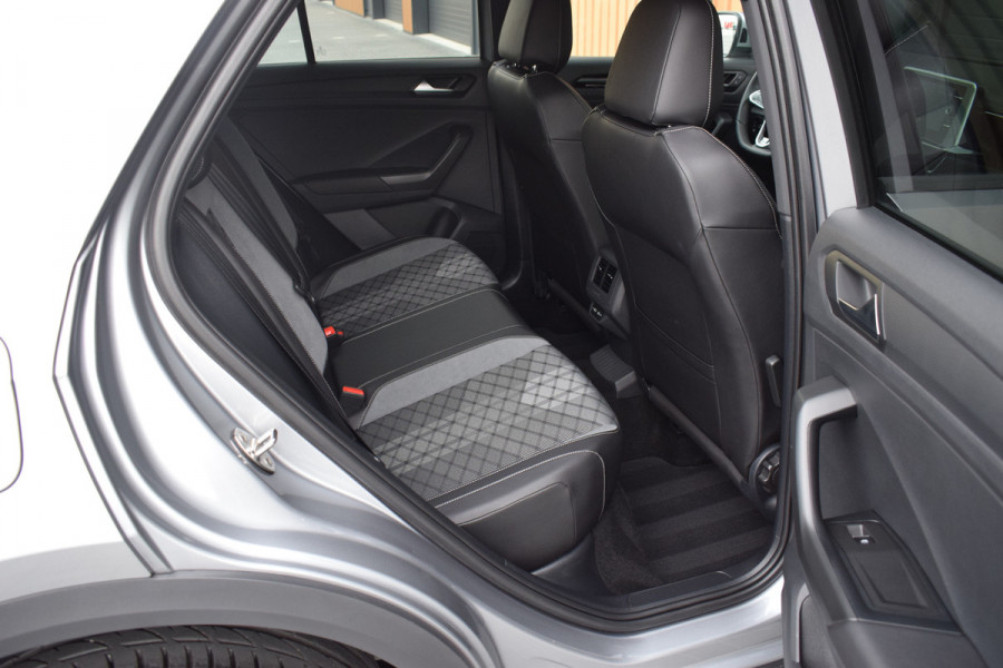 Volkswagen T-Roc 1.5 TSI 150pk DSG R-Line | Panoramadak | Camera | Trekhaak