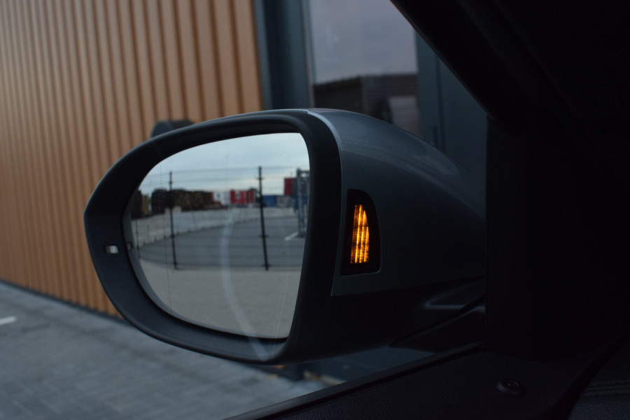 Volkswagen T-Roc 1.5 TSI 150pk DSG R-Line | Panoramadak | Camera | Trekhaak