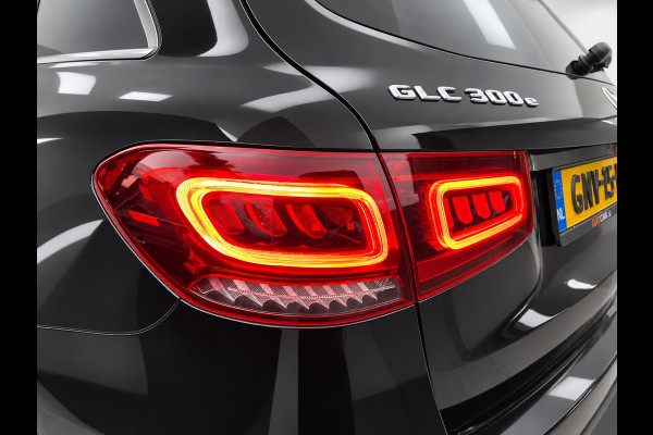 Mercedes-Benz GLC 300e 4MATIC Business Solution AMG Navigatie Apple CarPlay Android Auto 360° camera Parkeerhulp Cruise Control Full Led Stoelverwarming Elektrische achterklep Climate Control Lichtmetalen velgen