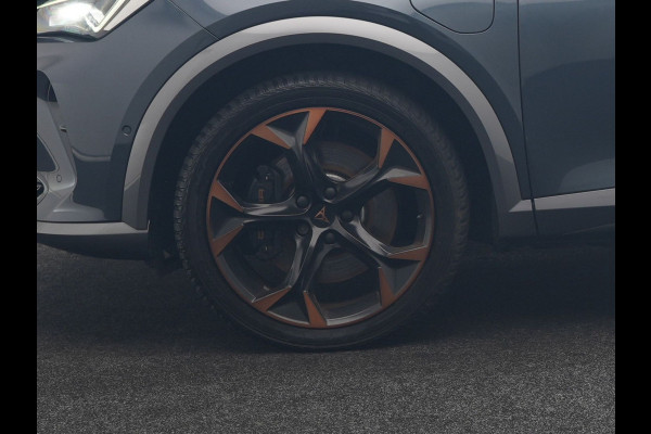 CUPRA Formentor 1.4 e-Hybrid VZ Copper Edition PHEV 245pk Dealer O.H | Panodak | Adaptive Cruise | Camera | Sportstoelen & Stuur Verwarmd | Keyless | Blis | Sfeerverlichting | Apple Carplay | DAB | Navigatie | Virtual | 19"L.M | Plug In Hybrid