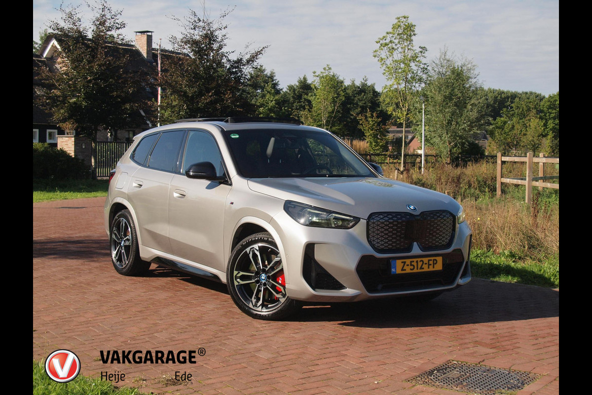 BMW iX1 xDrive30 67 kWh Panoramadak | Camera | Sfeerverlichting | Apple Carplay | Sportstoelen | NL-Auto |