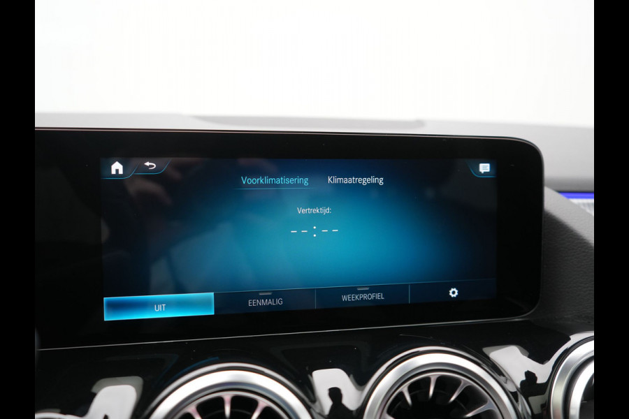 Mercedes-Benz EQA 250 Business Solution Luxury 67 kWh 190pk Dealer O.H | Trekhaak Af Fabriek | Panodak | Camera | Sportstoelen Verwarmd | Head Up | Keyless | Blis | Sfeerverlichting | DAB | Park Assist | Navigatie | 18"L.M
