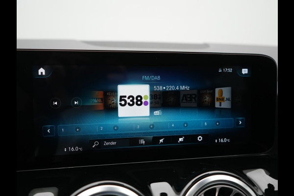 Mercedes-Benz EQA 250 Business Solution Luxury 67 kWh 190pk Dealer O.H | Trekhaak Af Fabriek | Panodak | Camera | Sportstoelen Verwarmd | Head Up | Keyless | Blis | Sfeerverlichting | DAB | Park Assist | Navigatie | 18"L.M