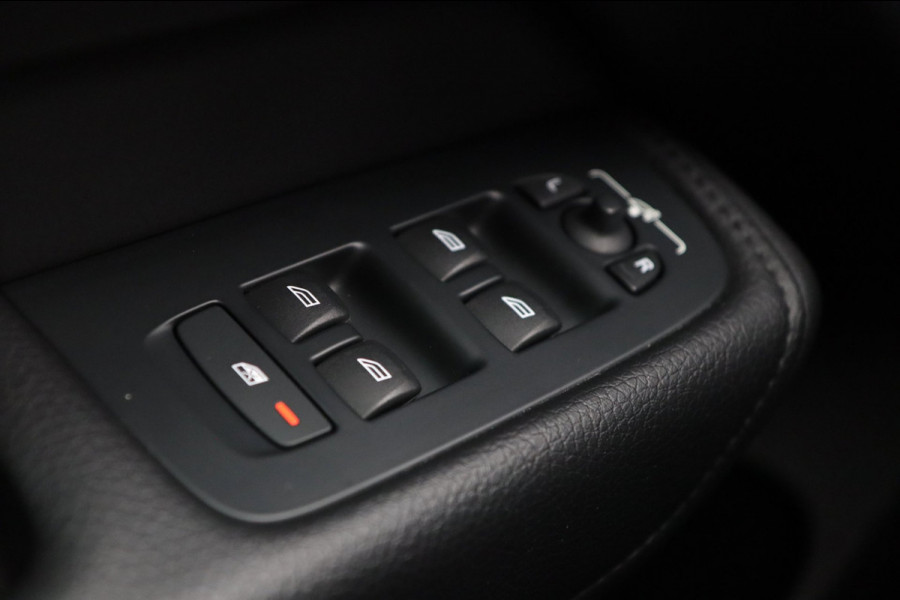 Volvo XC60 2.0 B5 / PANO / ACC / CAMERA / KEYLESS / STUUR+STOELVERW