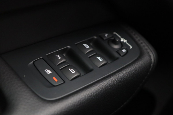 Volvo XC60 2.0 B5 / PANO / ACC / CAMERA / KEYLESS / STUUR+STOELVERW