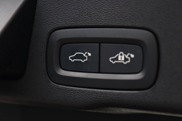 Volvo XC60 2.0 B5 / PANO / ACC / CAMERA / KEYLESS / STUUR+STOELVERW