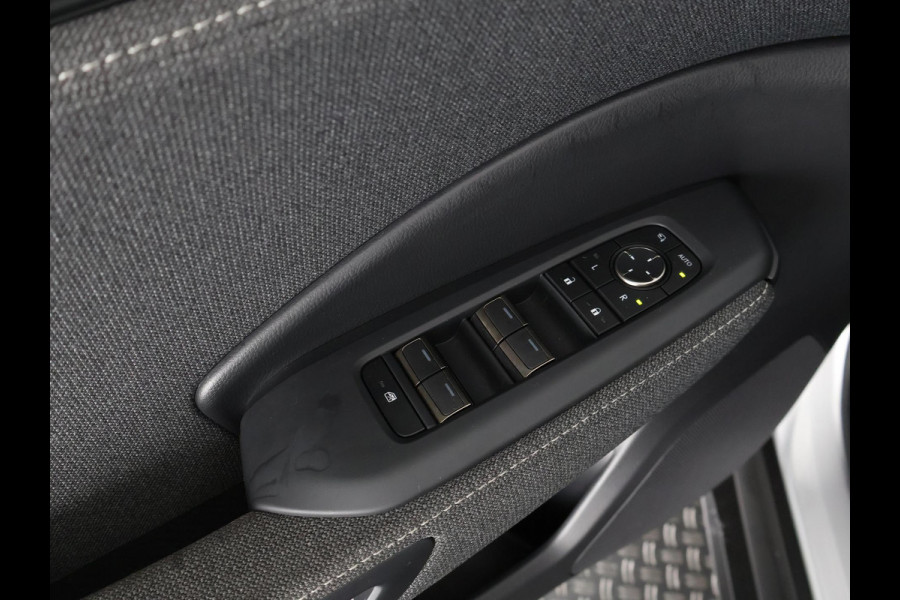 Lexus LBX 1.5 Business Line Bi-Tone 2WD | Dodehoek detectie | Stuur- & Stoelverwarming | Navigatie | Parkeersensoren