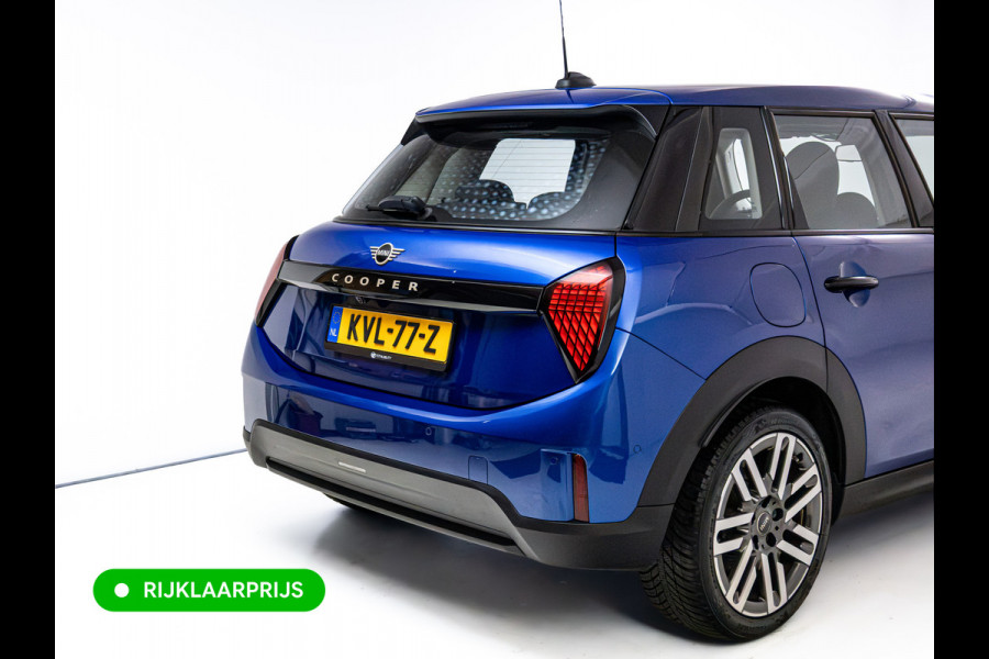 MINI 5-deurs 1.5 Cooper C Black 5 drs. | Stoel- & Stuurverw. | Leer | Cruise | Camera | Navigatie | App. connect | 17"LMV | All season banden, Draadloze tel. lader, Led, DAB