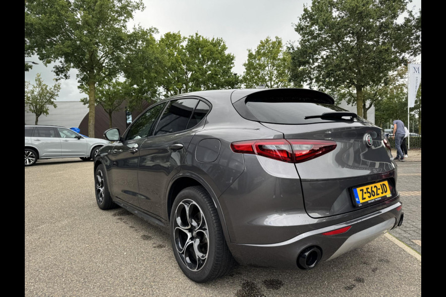 Alfa Romeo Stelvio 2.2 JTD AWD Veloce Automaat | VAN: € 34.900- VOOR: € 32.877,- UW HERFSTVOORDEEL: € 2.023,- | CAMERA| STOEL + STUURVERWARMING + MEMORY| KEY LESS ENTRY | LEDER | ADAPT. CRUISE CONTROL | 12 MND BOVAG GARANTIE