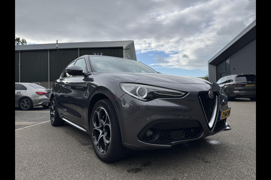 Alfa Romeo Stelvio 2.2 JTD AWD Veloce Automaat | VAN: € 34.900- VOOR: € 32.877,- UW HERFSTVOORDEEL: € 2.023,- | CAMERA| STOEL + STUURVERWARMING + MEMORY| KEY LESS ENTRY | LEDER | ADAPT. CRUISE CONTROL | 12 MND BOVAG GARANTIE