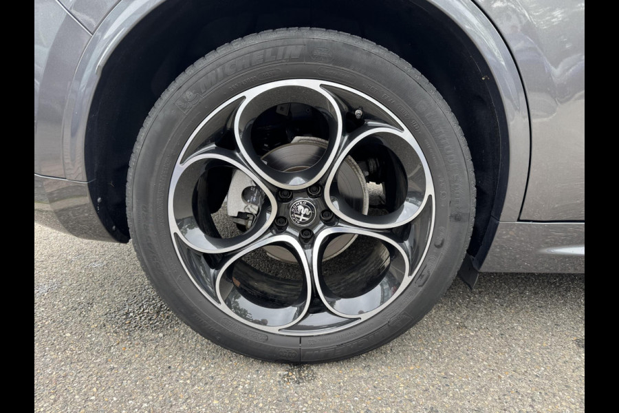 Alfa Romeo Stelvio 2.2 JTD AWD Veloce Automaat | VAN: € 34.900- VOOR: € 32.877,- UW HERFSTVOORDEEL: € 2.023,- | CAMERA| STOEL + STUURVERWARMING + MEMORY| KEY LESS ENTRY | LEDER | ADAPT. CRUISE CONTROL | 12 MND BOVAG GARANTIE