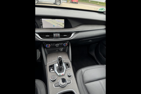 Alfa Romeo Stelvio 2.2 JTD AWD Veloce Automaat | VAN: € 34.900- VOOR: € 32.877,- UW HERFSTVOORDEEL: € 2.023,- | CAMERA| STOEL + STUURVERWARMING + MEMORY| KEY LESS ENTRY | LEDER | ADAPT. CRUISE CONTROL | 12 MND BOVAG GARANTIE