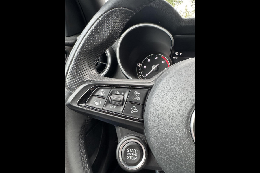 Alfa Romeo Stelvio 2.2 JTD AWD Veloce Automaat | VAN: € 34.900- VOOR: € 32.877,- UW HERFSTVOORDEEL: € 2.023,- | CAMERA| STOEL + STUURVERWARMING + MEMORY| KEY LESS ENTRY | LEDER | ADAPT. CRUISE CONTROL | 12 MND BOVAG GARANTIE