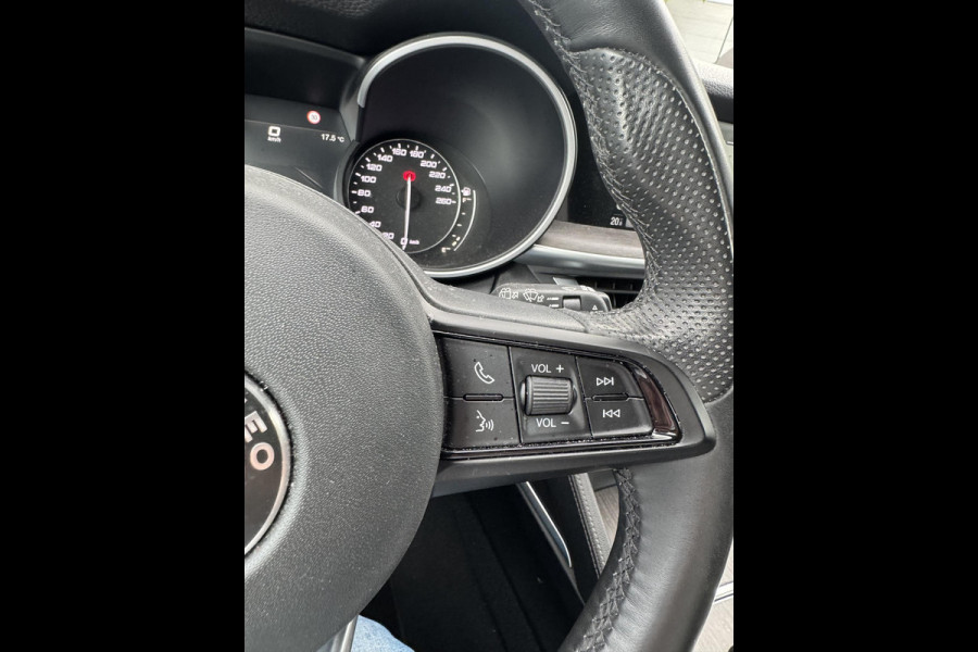 Alfa Romeo Stelvio 2.2 JTD AWD Veloce Automaat | VAN: € 34.900- VOOR: € 32.877,- UW HERFSTVOORDEEL: € 2.023,- | CAMERA| STOEL + STUURVERWARMING + MEMORY| KEY LESS ENTRY | LEDER | ADAPT. CRUISE CONTROL | 12 MND BOVAG GARANTIE
