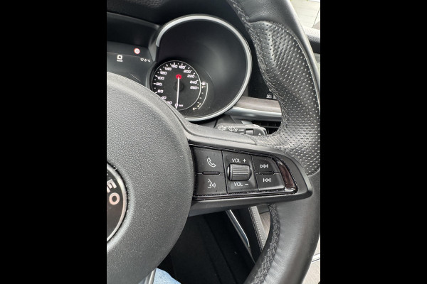 Alfa Romeo Stelvio 2.2 JTD AWD Veloce Automaat | VAN: € 34.900- VOOR: € 32.877,- UW HERFSTVOORDEEL: € 2.023,- | CAMERA| STOEL + STUURVERWARMING + MEMORY| KEY LESS ENTRY | LEDER | ADAPT. CRUISE CONTROL | 12 MND BOVAG GARANTIE