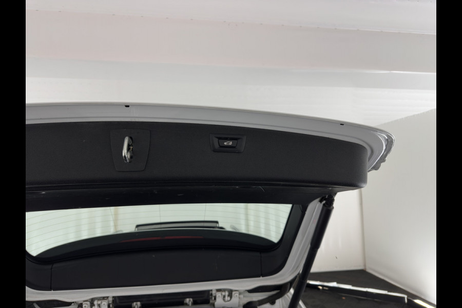 BMW 3 Serie Touring 318i Luxury Edition (INCL-BTW) Aut. *PANO | LEATHER | FULL-LED | HEATED-SPORTSEATS | DIGI-COCKPIT | NAVI-FULLMAP | ECC | PDC | CRUISE | TOWBAR | 17''ALU*