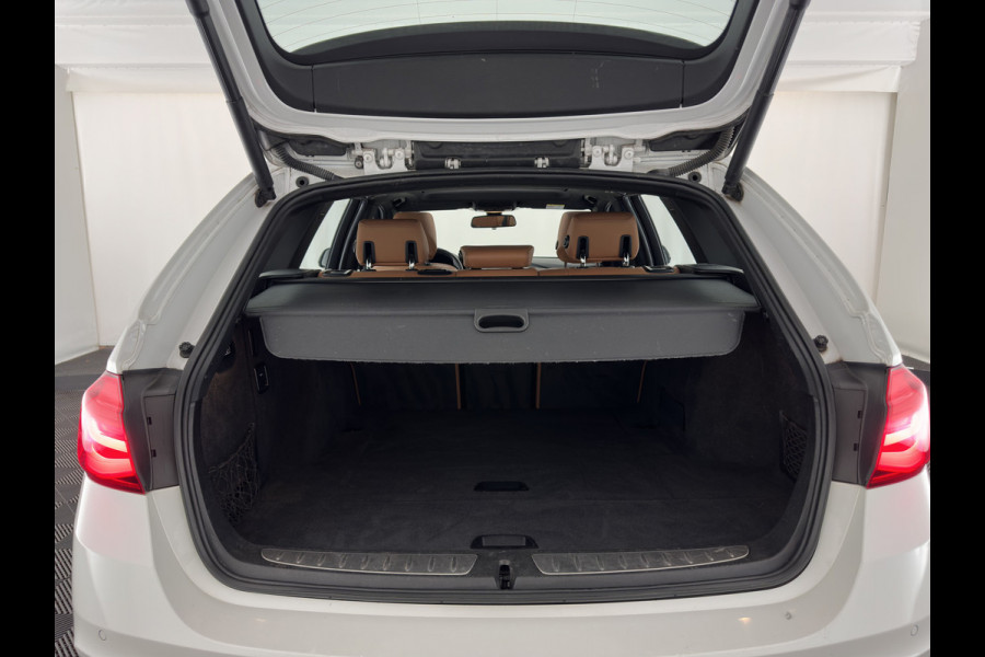 BMW 3 Serie Touring 318i Luxury Edition (INCL-BTW) Aut. *PANO | LEATHER | FULL-LED | HEATED-SPORTSEATS | DIGI-COCKPIT | NAVI-FULLMAP | ECC | PDC | CRUISE | TOWBAR | 17''ALU*