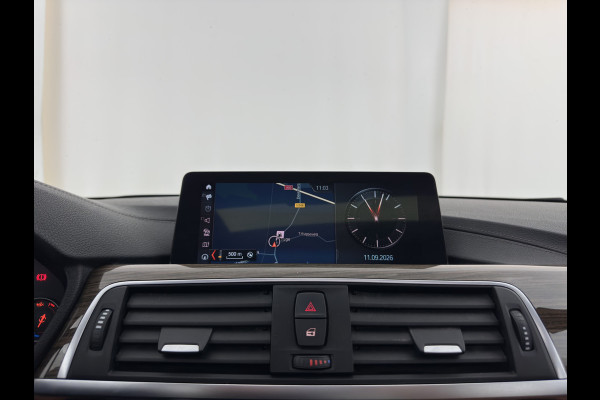 BMW 3 Serie Touring 318i Luxury Edition (INCL-BTW) Aut. *PANO | LEATHER | FULL-LED | HEATED-SPORTSEATS | DIGI-COCKPIT | NAVI-FULLMAP | ECC | PDC | CRUISE | TOWBAR | 17''ALU*