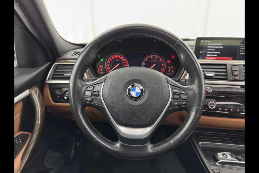 BMW 3 Serie Touring 318i Luxury Edition (INCL-BTW) Aut. *PANO | LEATHER | FULL-LED | HEATED-SPORTSEATS | DIGI-COCKPIT | NAVI-FULLMAP | ECC | PDC | CRUISE | TOWBAR | 17''ALU*