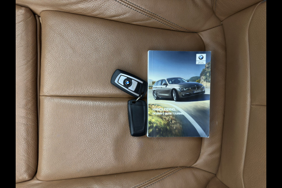 BMW 3 Serie Touring 318i Luxury Edition (INCL-BTW) Aut. *PANO | LEATHER | FULL-LED | HEATED-SPORTSEATS | DIGI-COCKPIT | NAVI-FULLMAP | ECC | PDC | CRUISE | TOWBAR | 17''ALU*